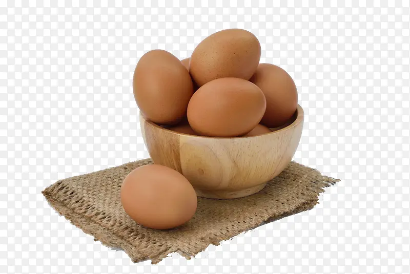 木质碗里的鸡蛋