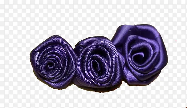 三朵丝带编织的玫瑰花