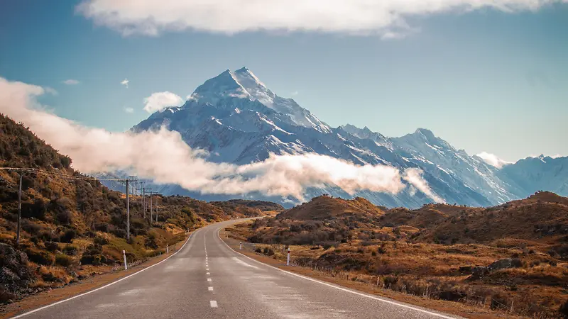 云雾缭绕山间道路