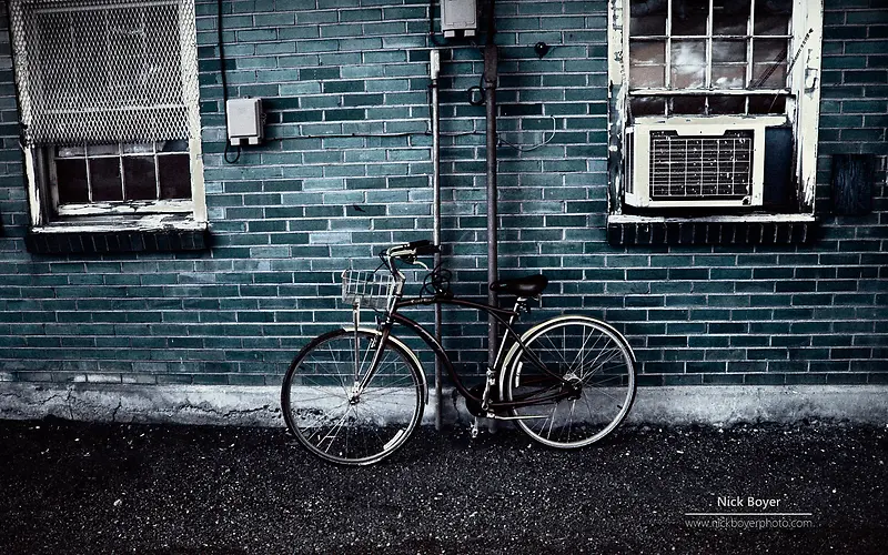 复古暗沉街道自行车高清壁纸