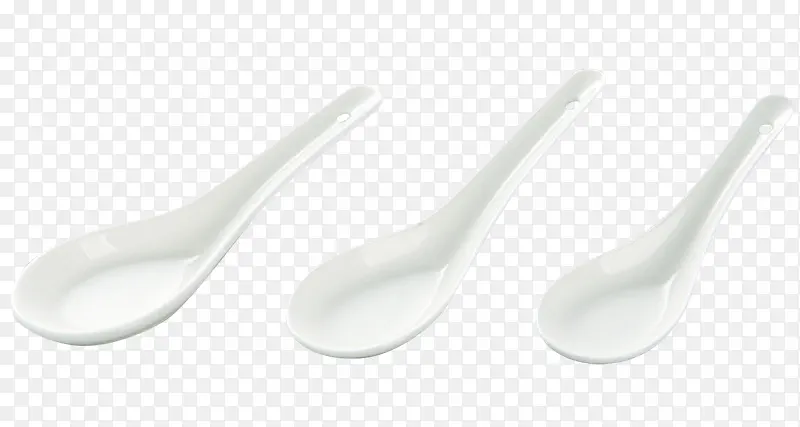三只晶莹剔透的白色陶瓷弯勺