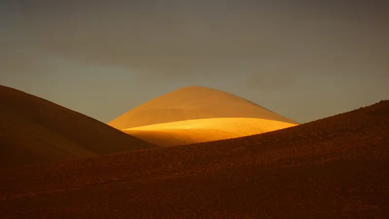 金色沙漠坡地光线