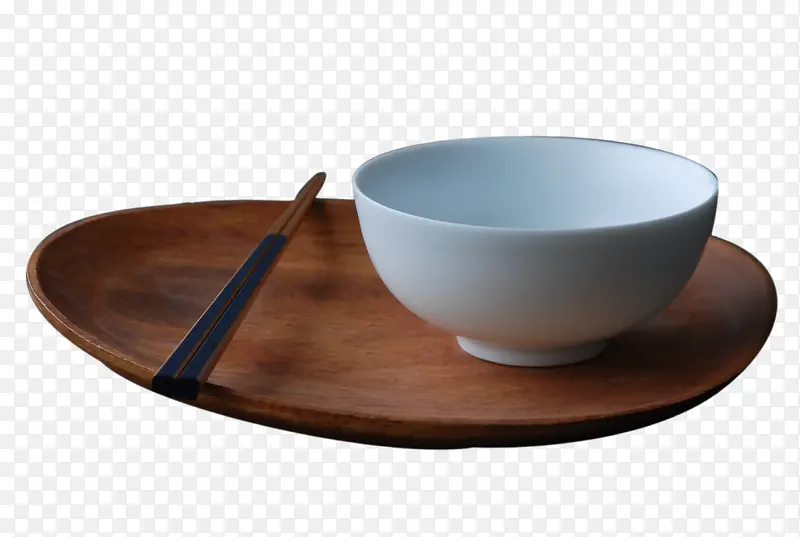 木盘子里的碗和筷子