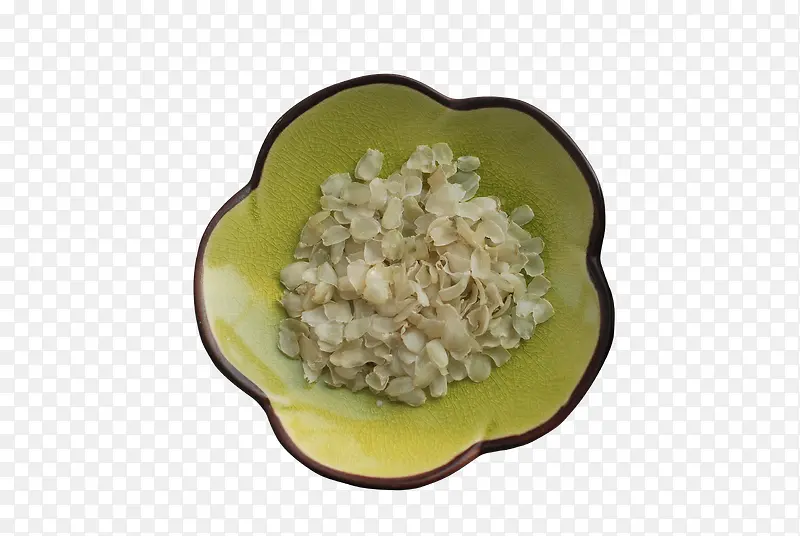 花纹瓷碗里的薄片皂角米