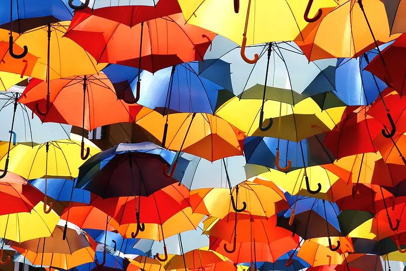 彩色漂浮的雨伞海报背景