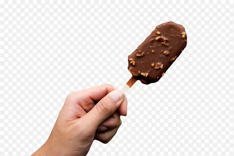 手拿着一根花生巧克力冰棍