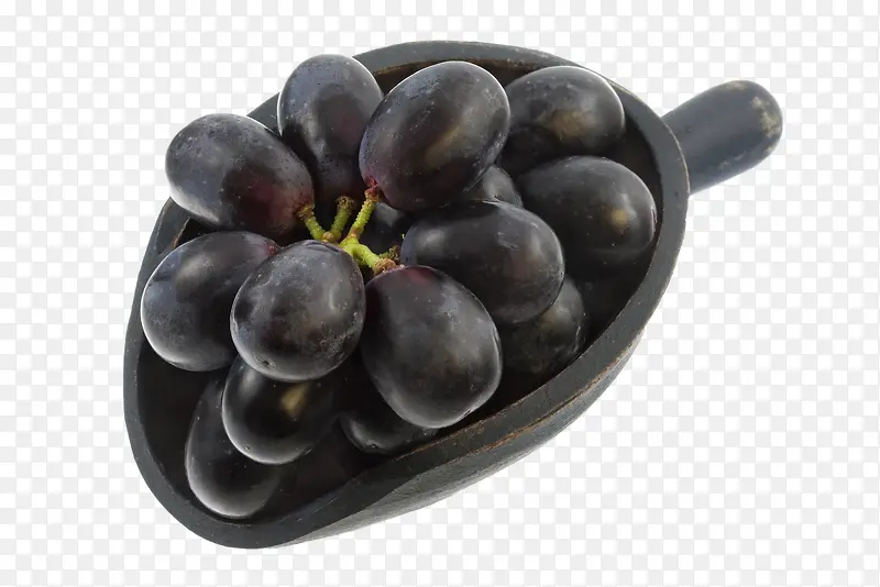 黑陶勺子里的黑色葡萄