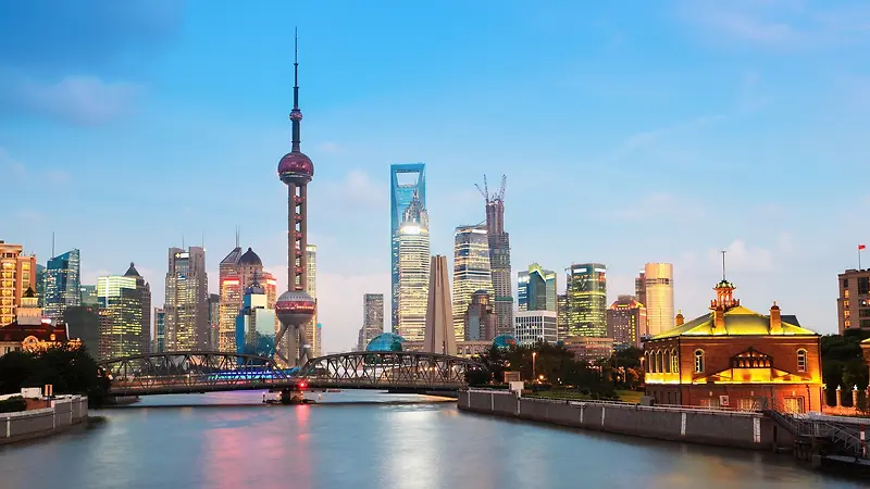 上海黄昏前的东方明珠塔