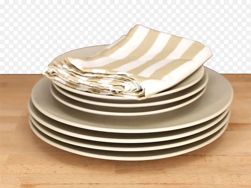 桌子上一叠干净的餐盘