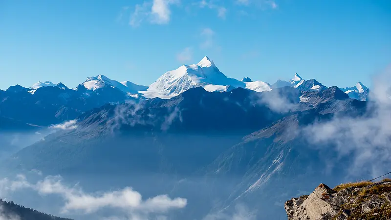 蓝天白云雪山云雾