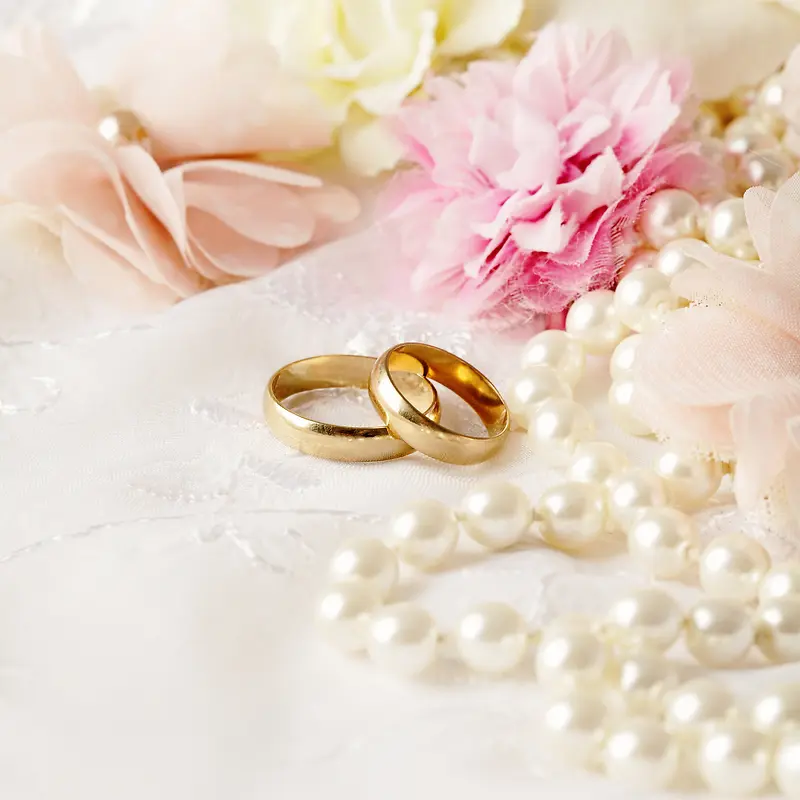 黄金戒指和珍珠项链