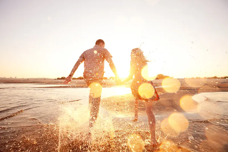 海滩上奔跑的情侣海报背景