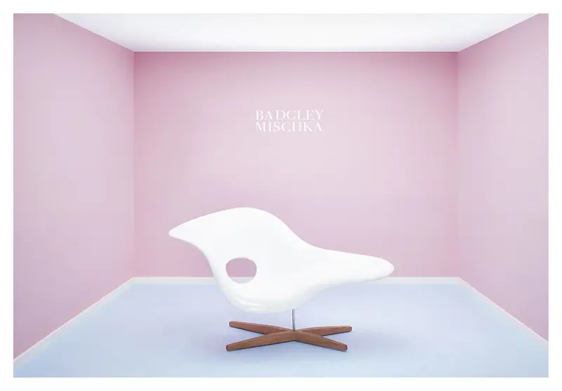 纯色粉色背景椅子立绘背景适量图片