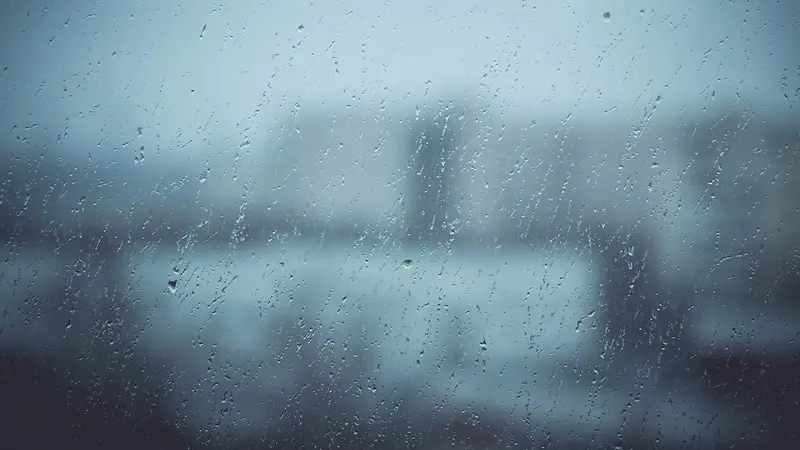 雨天玻璃朦胧海报背景