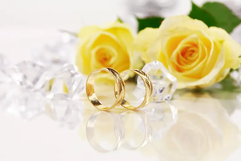 情侣戒指与黄色玫瑰花