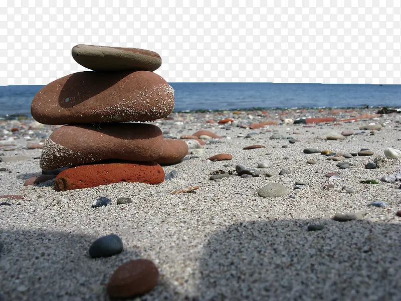 沙滩上的鹅卵石堆