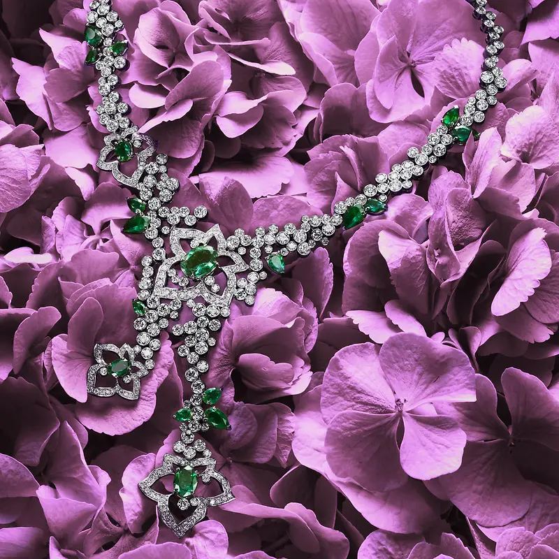 花朵的绿宝石项链海报背景