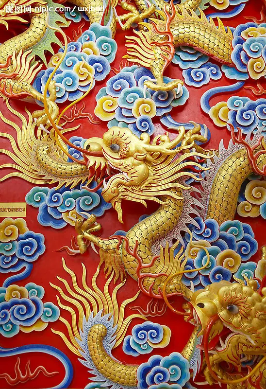 中国传统金龙祥云雕刻
