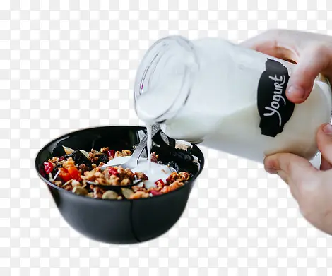 创意往碗中倒牛奶
