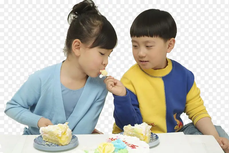 吃蛋糕的两个孩子