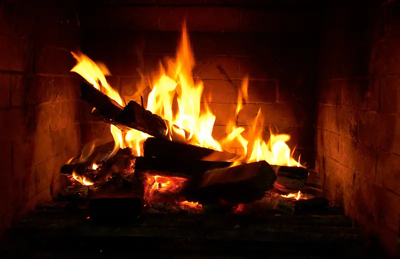 壁炉内燃烧的木材