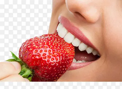 女子在咬新鲜的草莓