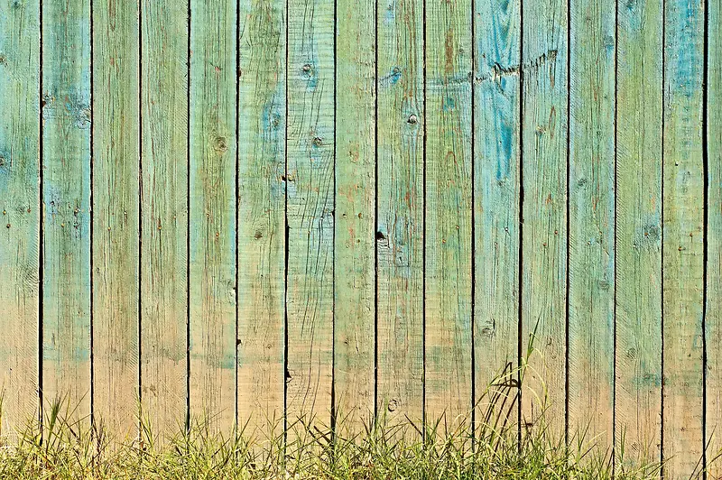 绿草与蓝色复古木板