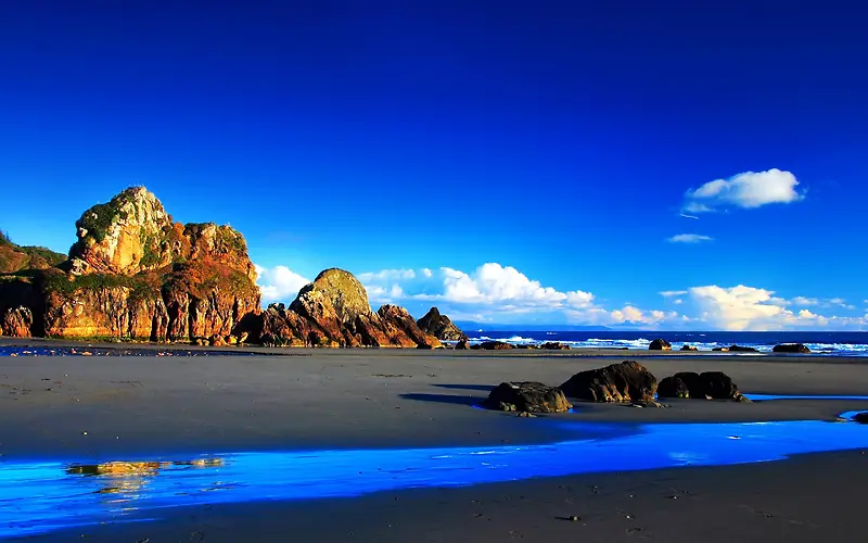 高清蓝色天空海边度假区摄影