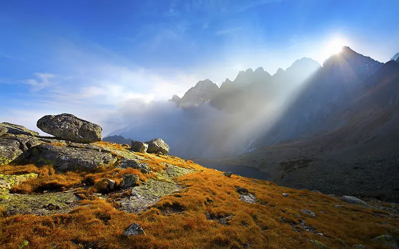 阳光照耀山峰风景