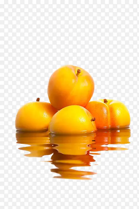 水中的黄桃