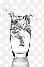 透明水杯泼水