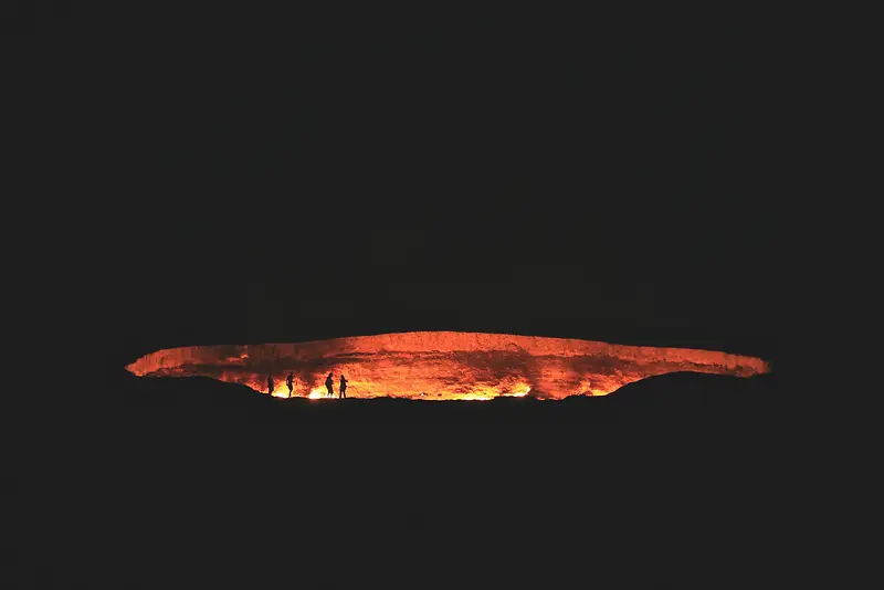 黑色洞穴火焰岩浆