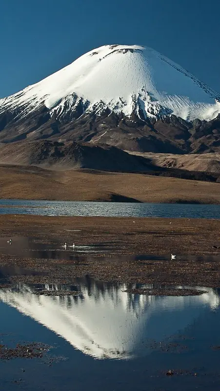 蓝天下的雪山山峰