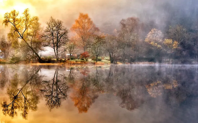 秋色倒映在平静的湖面