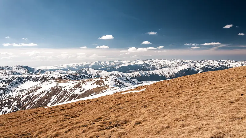 黄土高原下的雪山