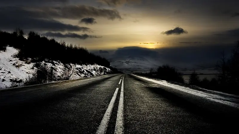 落日下的雪山与公路