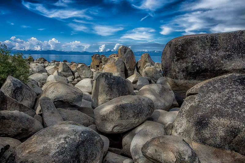 海岸边的礁石石头