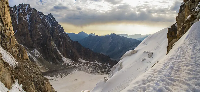 阳光云彩雪山公路