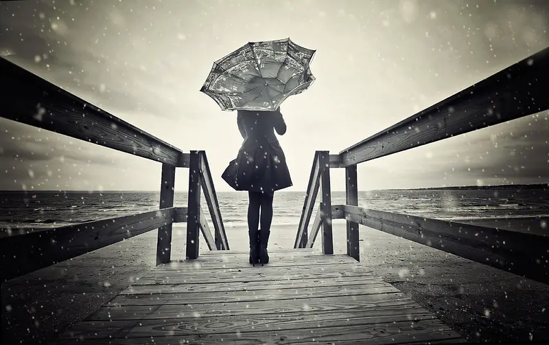 冬季海边木桥女人打伞背景海报背景