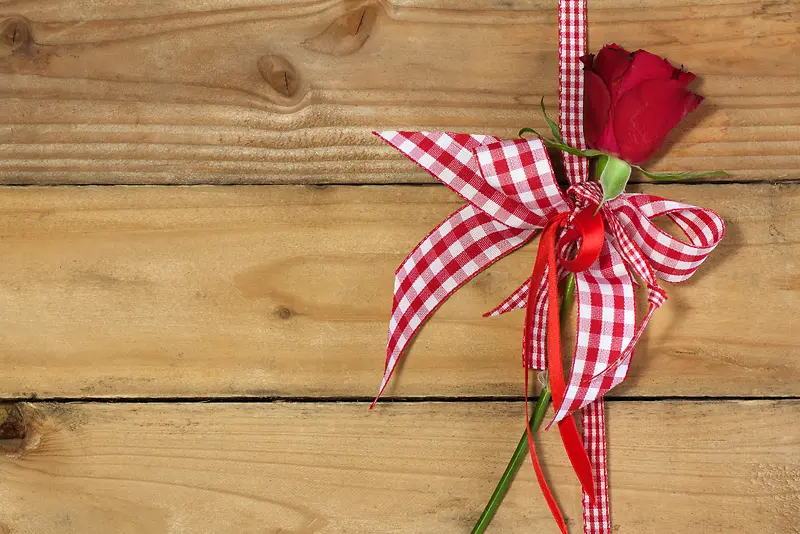 木板上的玫瑰花与蝴碟结