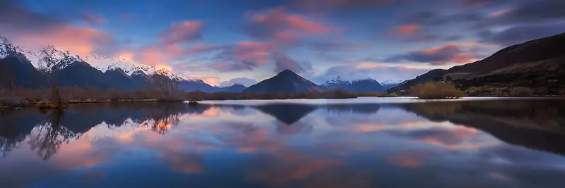 晚霞中山水相映海报背景