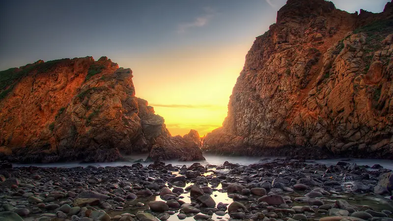 晚霞山丘湖面海报背景