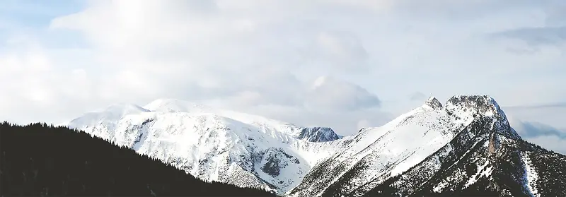 厚厚云层下的雪山