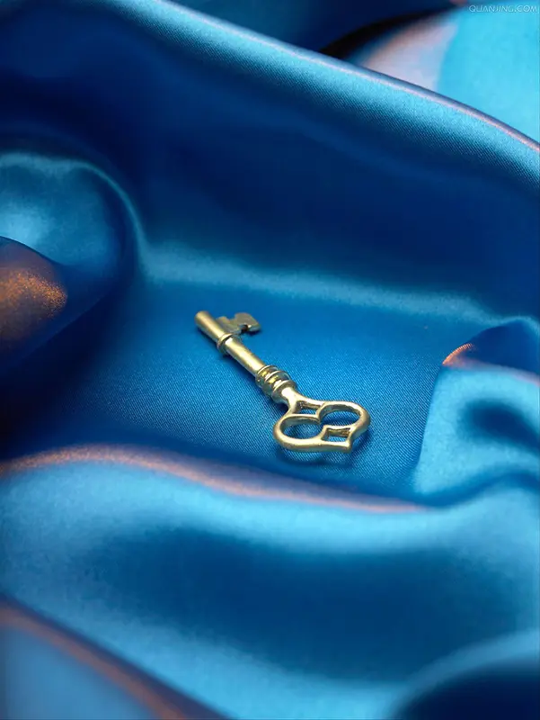 蓝色质感布料金色钥匙