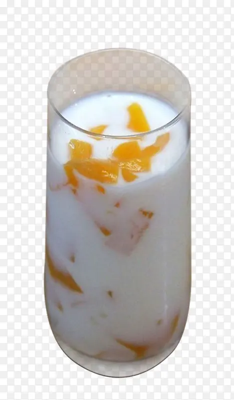 玻璃杯中的黄桃酸奶