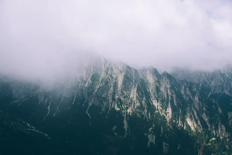 绿色山峰云雾风景