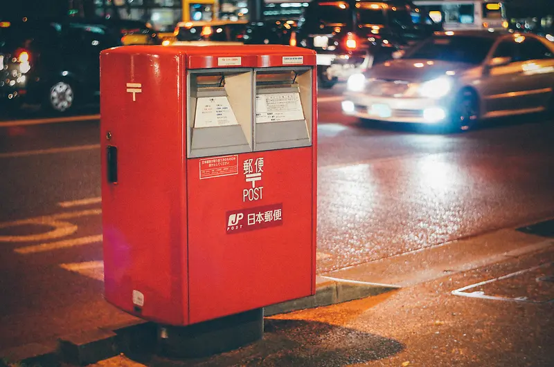 红色垃圾桶奔跑的汽车