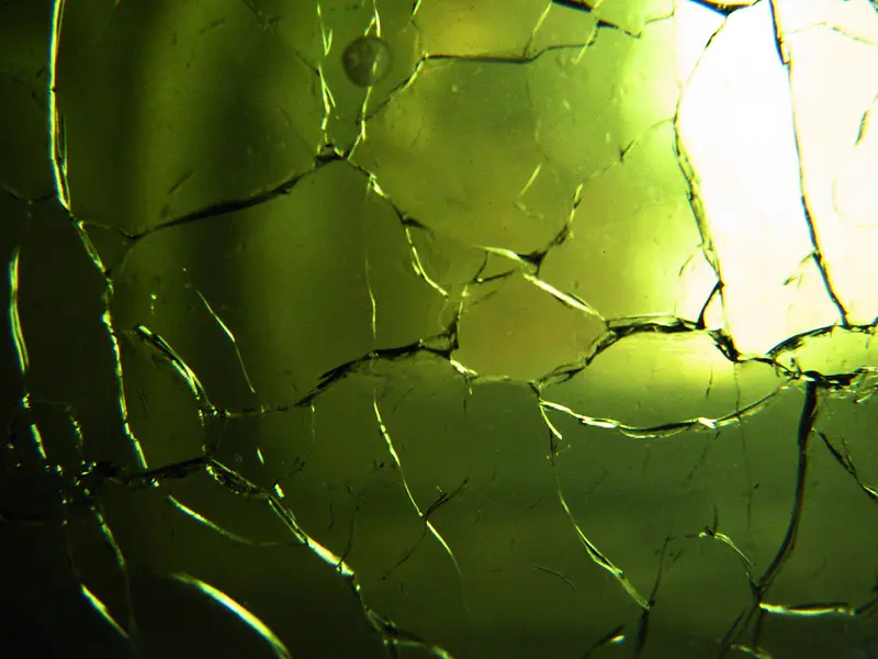 绿色玻璃上的裂痕