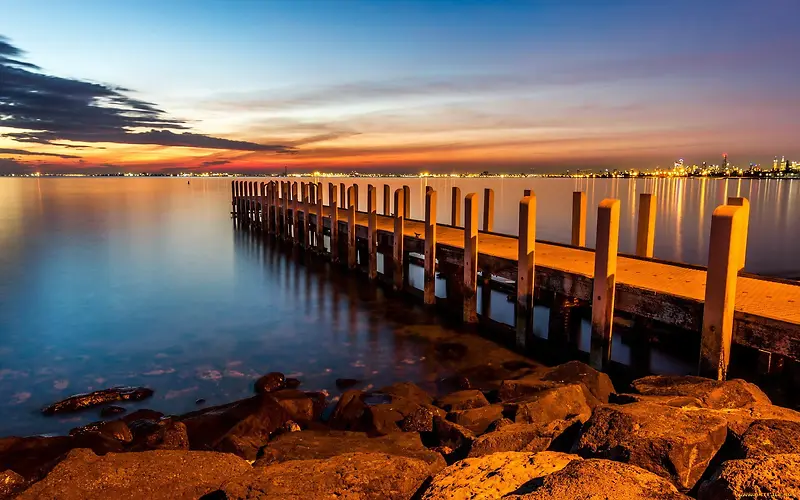 夕阳下的水上木桥海报背景