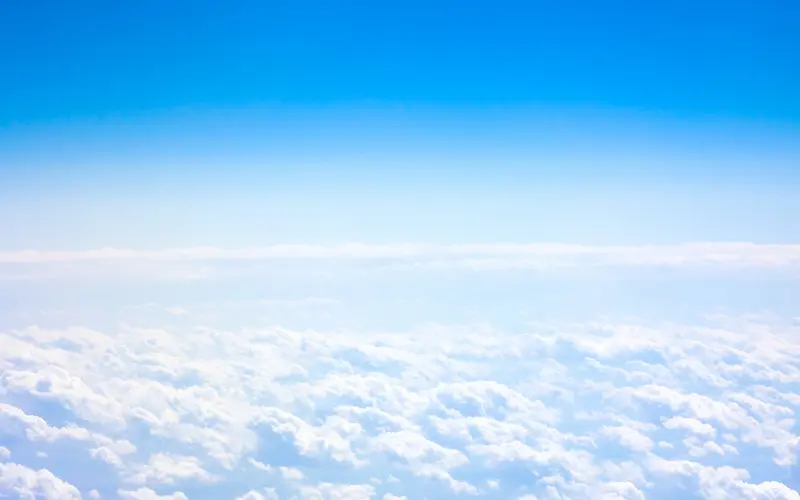 蓝色天空中的云海云景